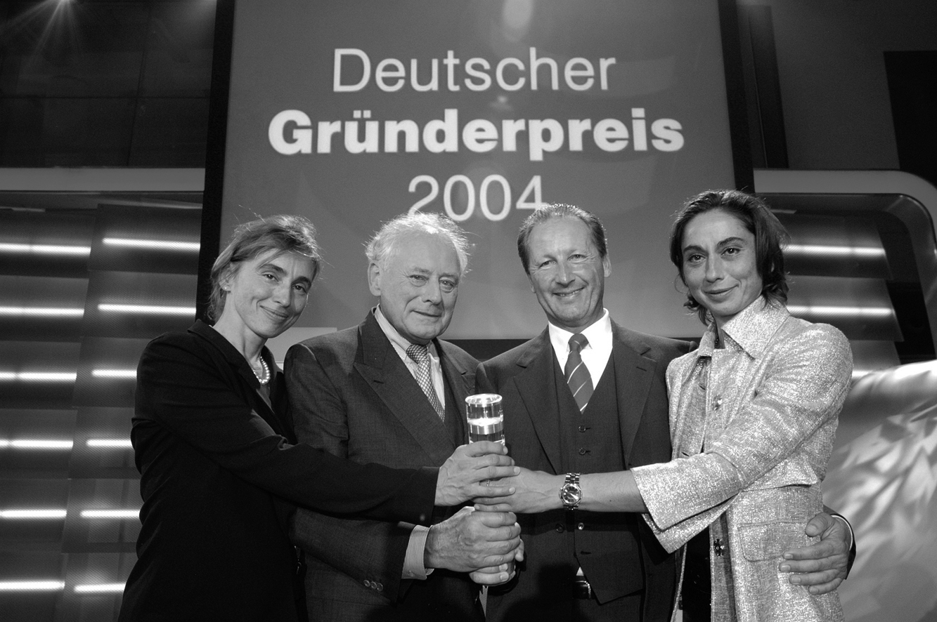 Insieme più forti: Marion Würth, Reinhold Würth, Markus Würth e Bettina Würth si rallegrano per il Premio Tedesco dedicato ai fondatori 2004.