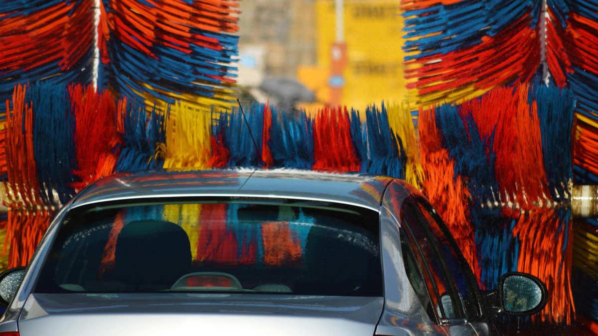 Come lavare correttamente l'auto: prelavaggio, lavaggio e asciugatura