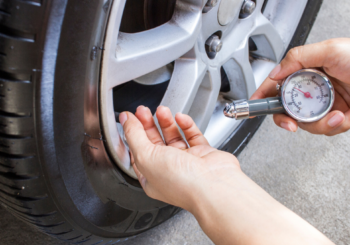 Come gonfiare e sgonfiare le gomme auto: sostituire gli pneumatici con prodotti professionali
