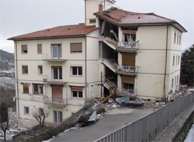 Edificio irregolare in pianta ed elevazione con crollo totale del piano terra a livello strada