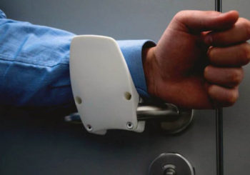 Maniglia apriporta no touch: l’innovativa maniglia ergonomica per aprire le porte senza usare le mani