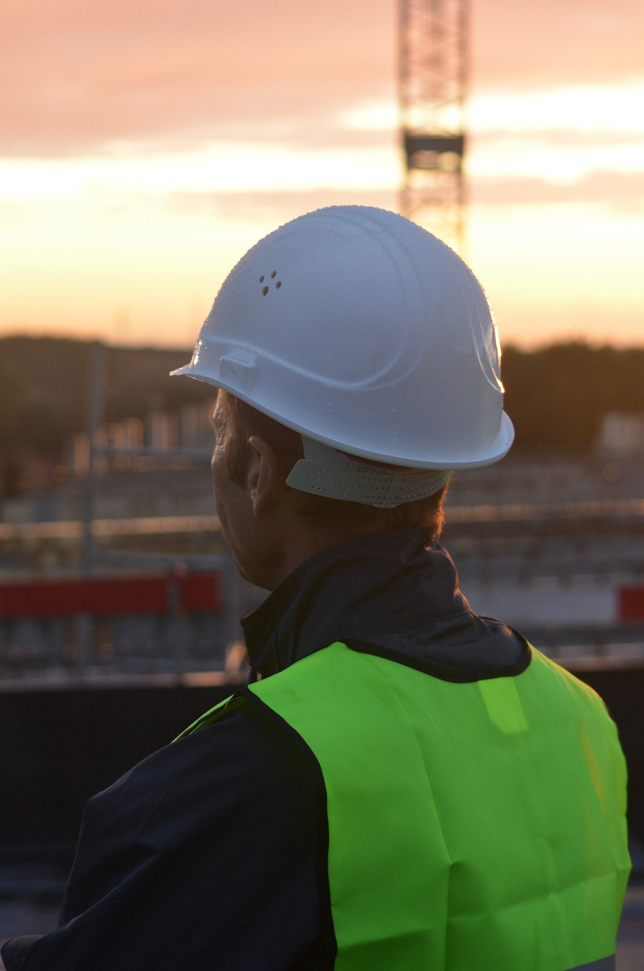 casco da lavoro - indossare elmetto protettivo