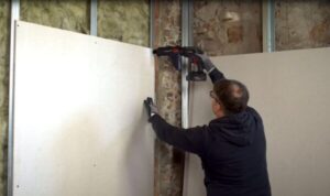 Come fare una parete in cartongesso - fissaggio delle lastre