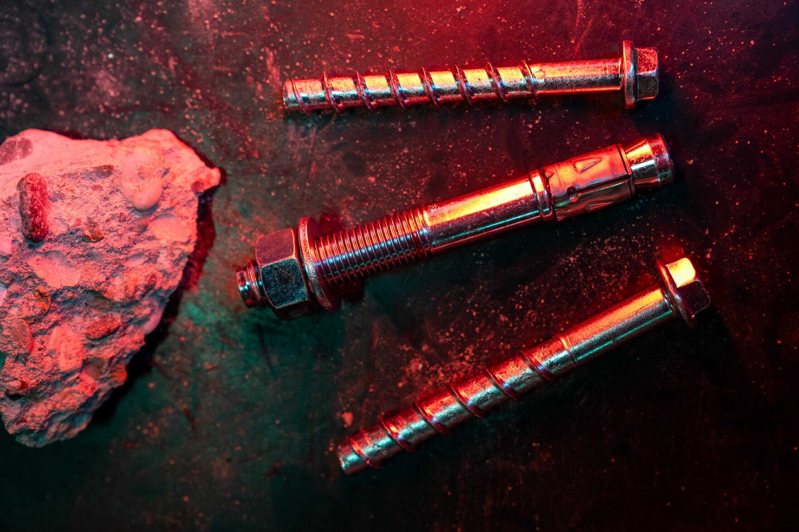 Come scegliere il tassello e l’ancorante giusto: la checklist definitiva per un fissaggio a regola d’arte