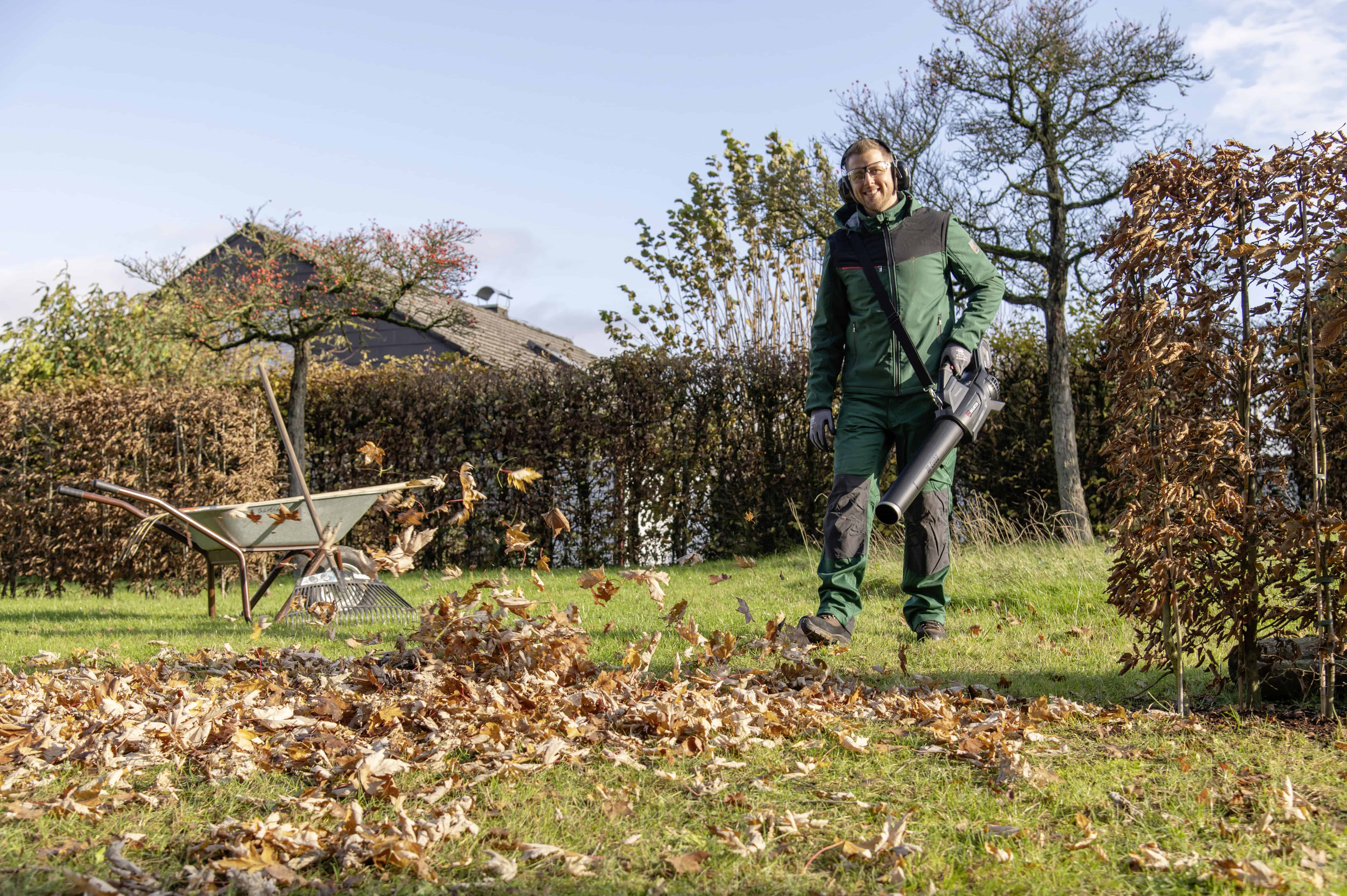 Quali elettroutensili scegliere per la cura del verde? La guida per lavorare da veri professionisti