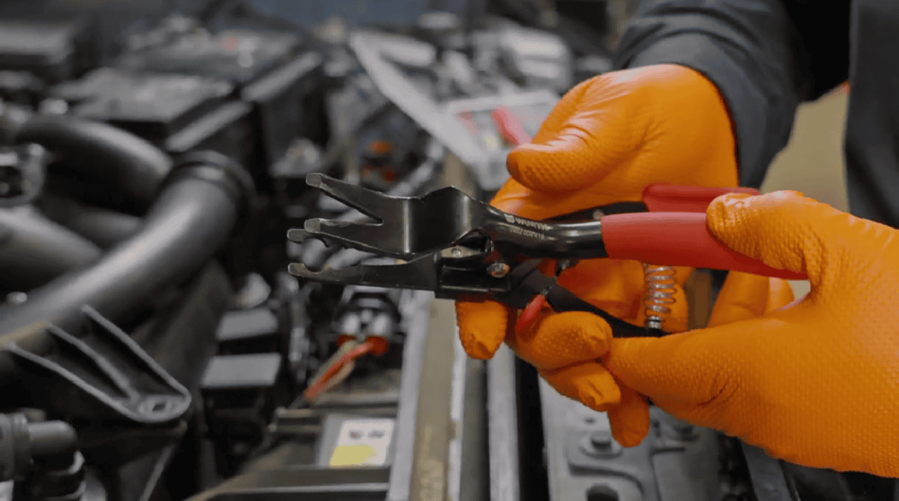 Pinze specializzate auto: 5 tips & tricks per lavorare meglio su tubi, manicotti e componenti elettrici